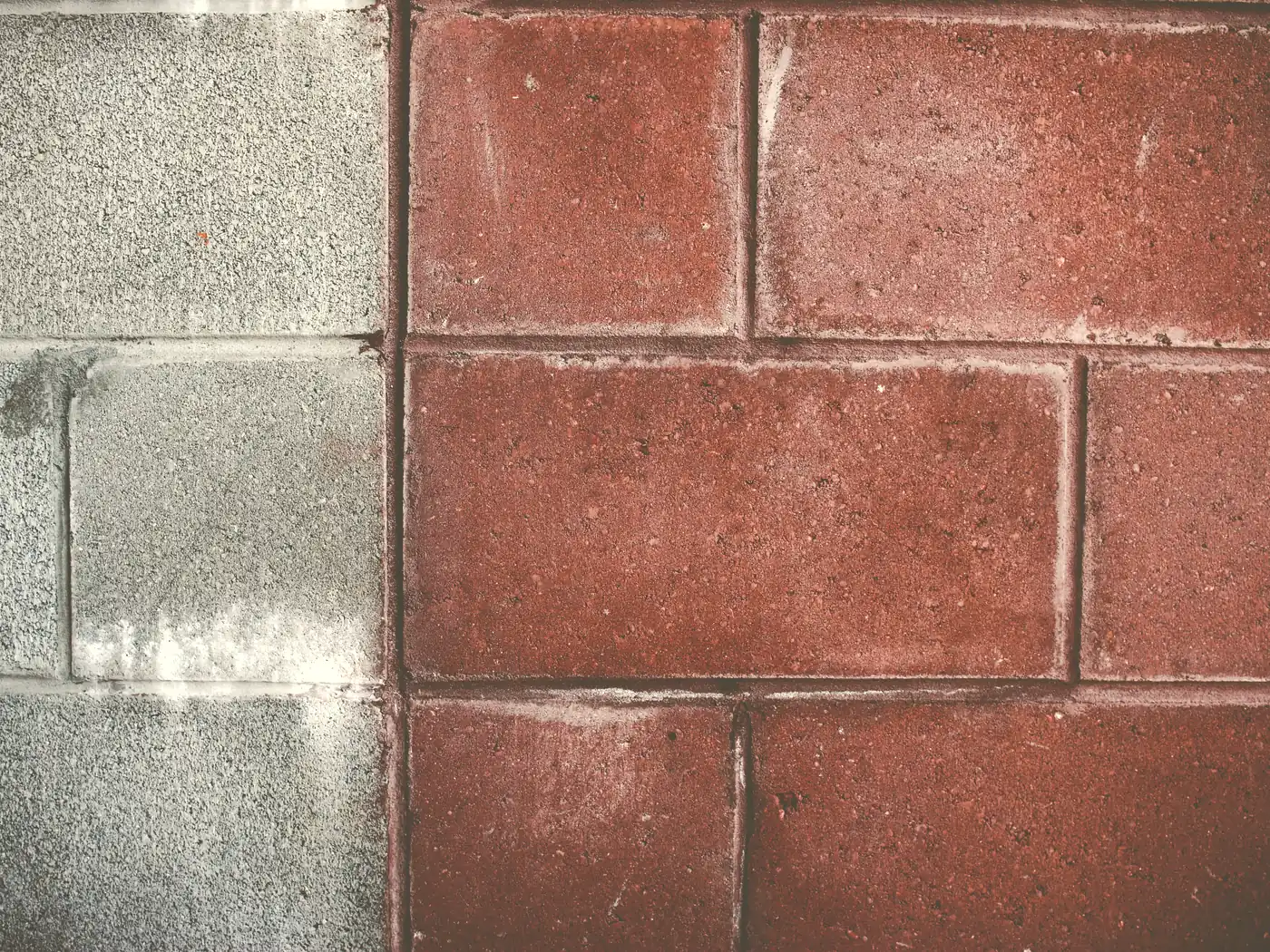 Pavés de brique à moitié lavés, la moitié propre à gauche : photo d'illustration