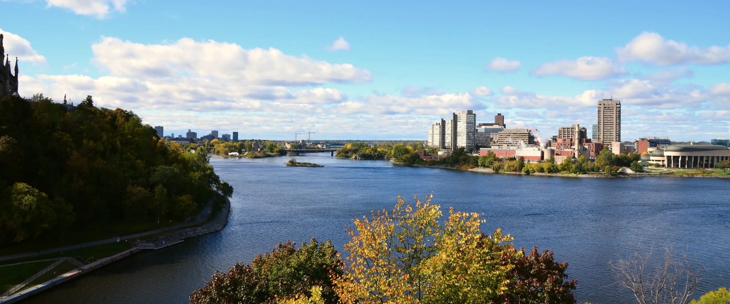 La rivière des Outaouais et Gatineau en automne : photo d'illustration